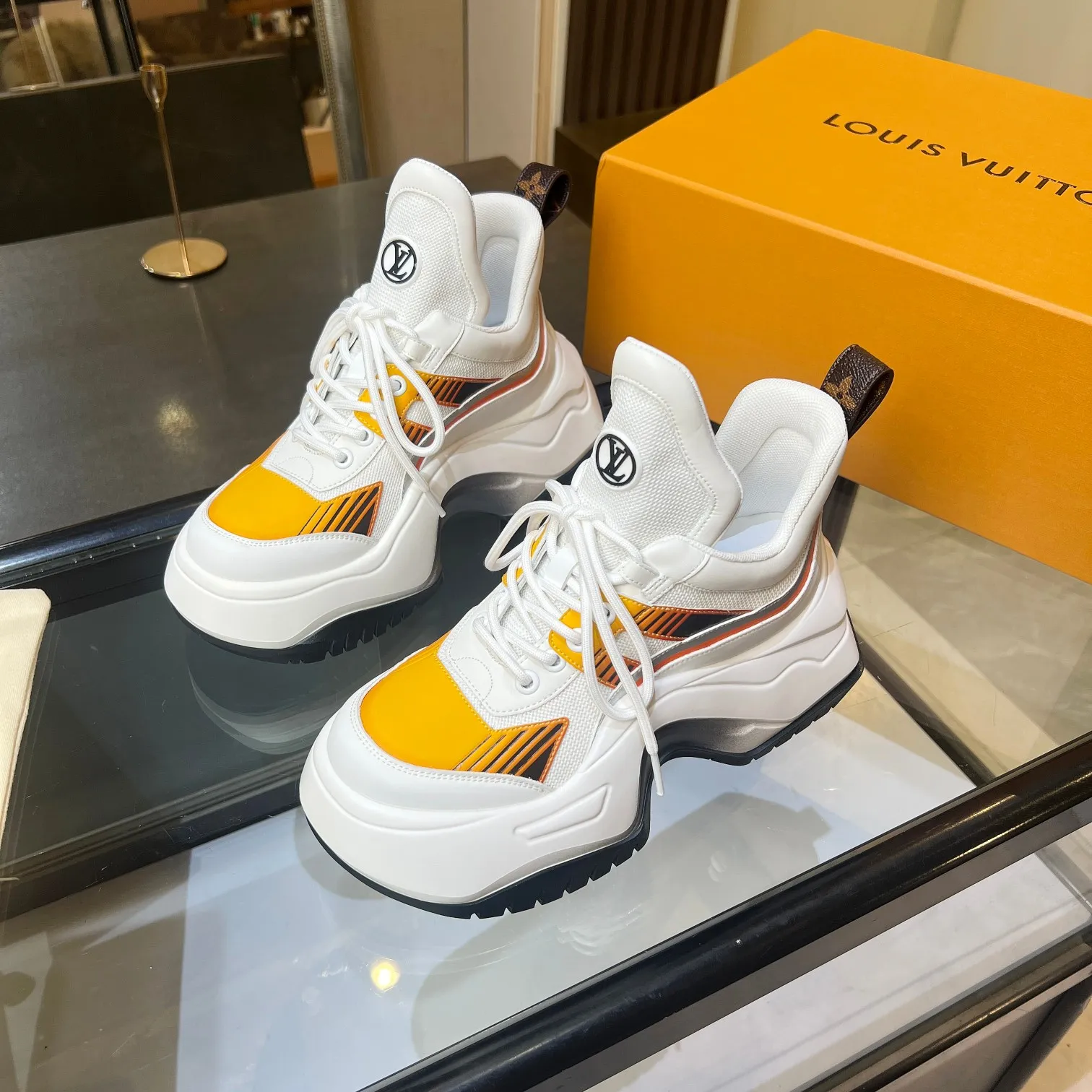 👟👟Ex-factory price 760👟👟 Nicolas Ghesquieye once again refined the design essence of LVArchlight sneakers to create LVArchlight2.0 platfrm sneakers. The combination of multiple technical materials, the wide outsole and the exaggerated tongue highlight the series' recognition, and the latter is marked with the LVCirCle logo 35-41